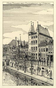 30374 Gezicht op de voorgevels van de huizen en de werf aan de westzijde van de Oudegracht Weerdzijde te Utrecht tussen ...